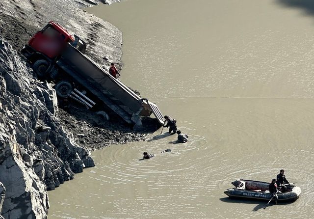 물 위로 모습 드러낸 덤프트럭