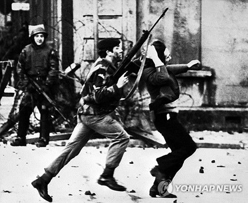 '피의 일요일' 사건 당시 영국군이 시위자를 쫓는 모습 