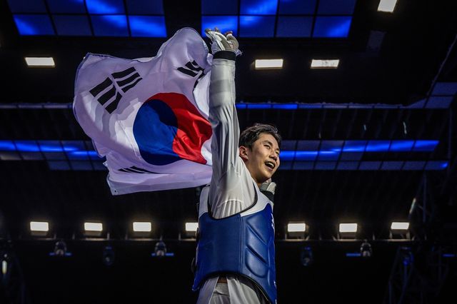 남자 87㎏초과급에서 우승한 후 세리머니 하는 강상현.