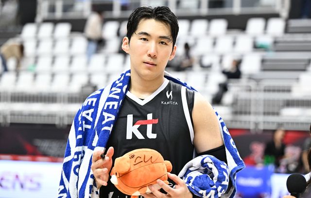 수훈 선수 인터뷰하는 문정현