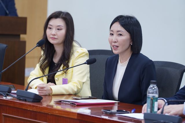 인사말하는 정영순(오른쪽)대한고려인협회장