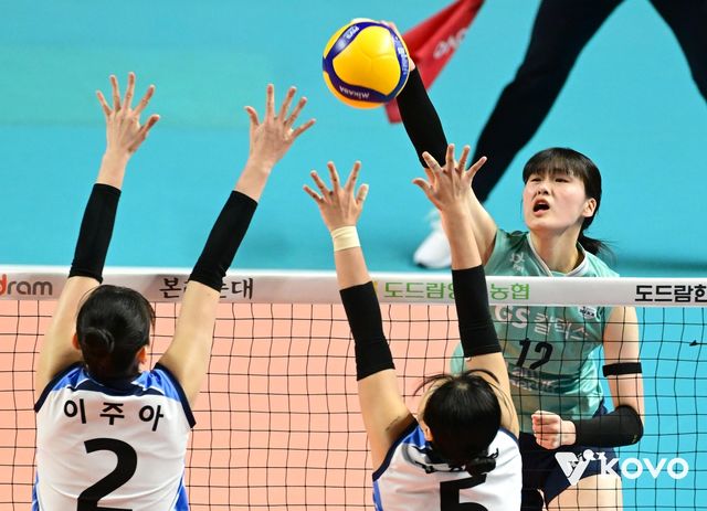 공격하는 GS칼텍스의 이주아(맨 오른쪽)