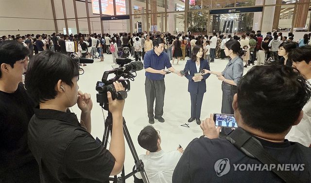 인터뷰하는 김진아 정부 합동대응팀 단장