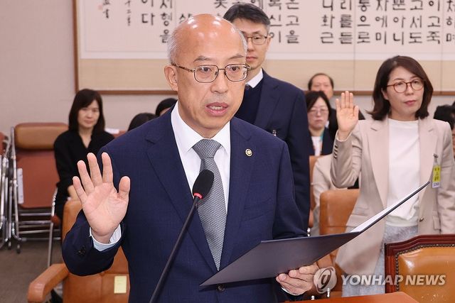 선서하는 조원철 법제처장