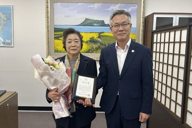 제주 곶자왈 토지 기증한 이신숙씨(왼쪽. 오른쪽은 진명기 제주도 행정부지사)