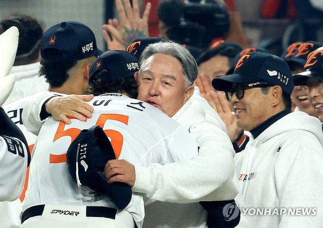 와이스 안아주는 김경문 감독