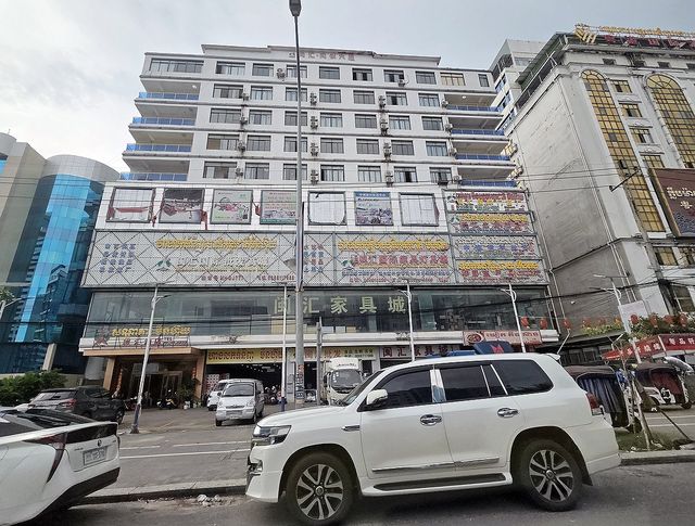 중국어 간판 즐비한 캄보디아 시아누크빌 상가 건물