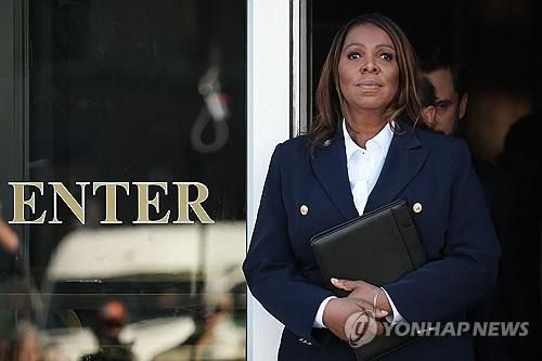 법원 나서는 레티샤 제임스 뉴욕주 법무장관