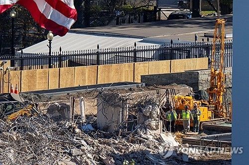 철거되고 있는 이스트윙