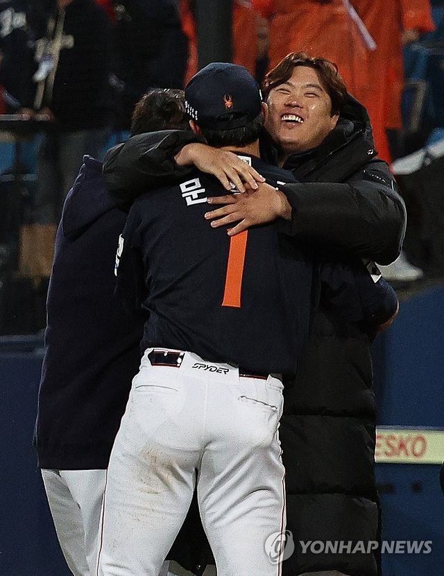 문동주 안고 함박웃음 짓는 류현진