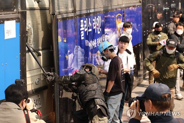 차량 부수는 윤 대통령 지지자