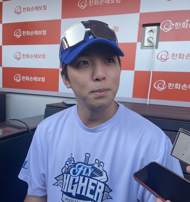 PO 5차전을 앞두고 취재진과 인터뷰하는 삼성 김영웅