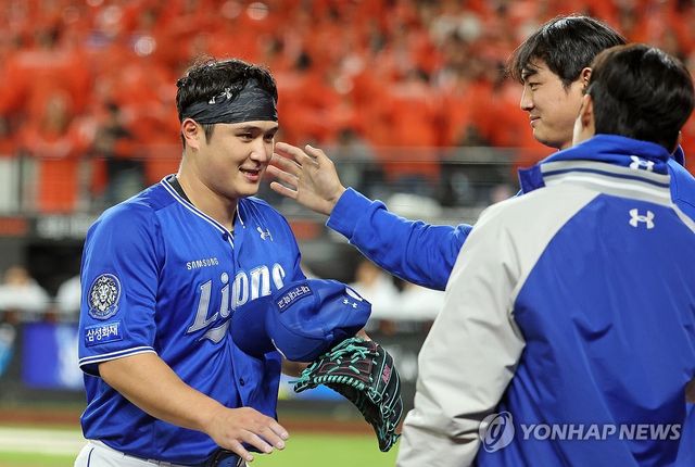 마운드 내려가는 최원태