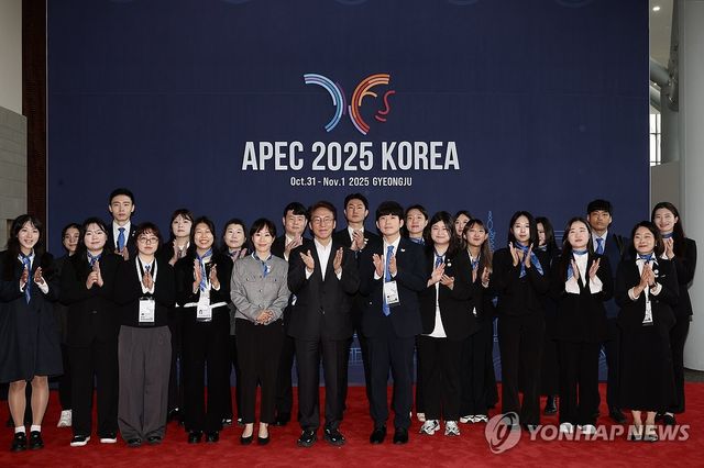 김민석 국무총리, APEC 정상회의 의전관 격려