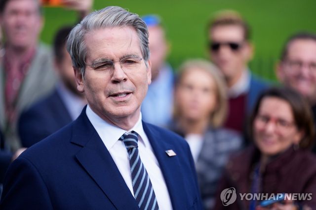 지난 22일 기자들을 만나 러시아 추가 제재 단행을 예고한스콧 베선트 미국 재무무 장관