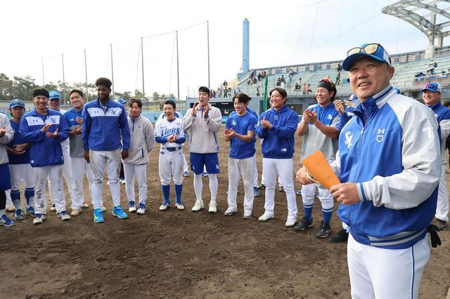 스프링캠프에서 수훈 선수 칭찬하는 삼성 박진만 감독(오른쪽)