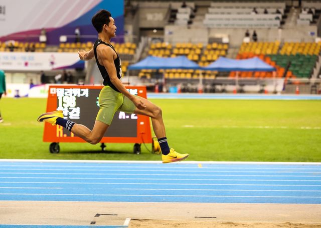 멀리뛰기 하는 한결(강원체고)