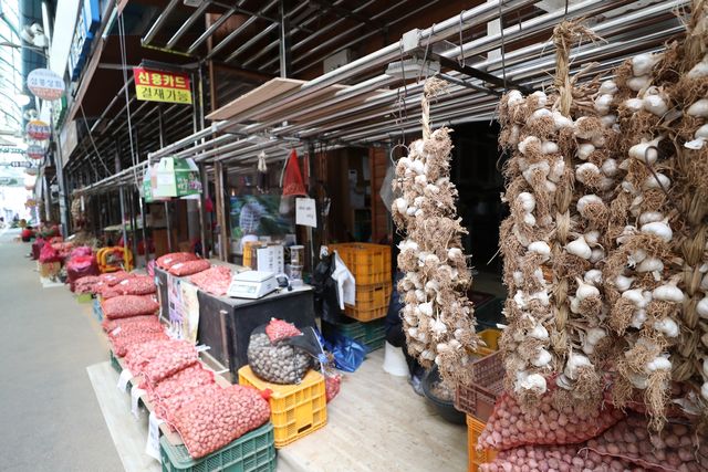 단양 구경시장 내 마늘 판매장