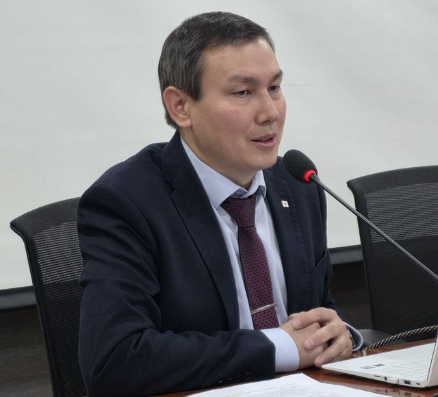 강연하는 신 드미트리 블라디미로비치