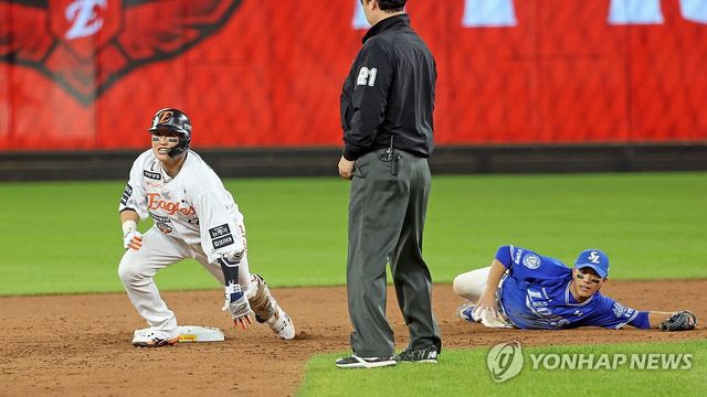 2루타 치고 3루까지