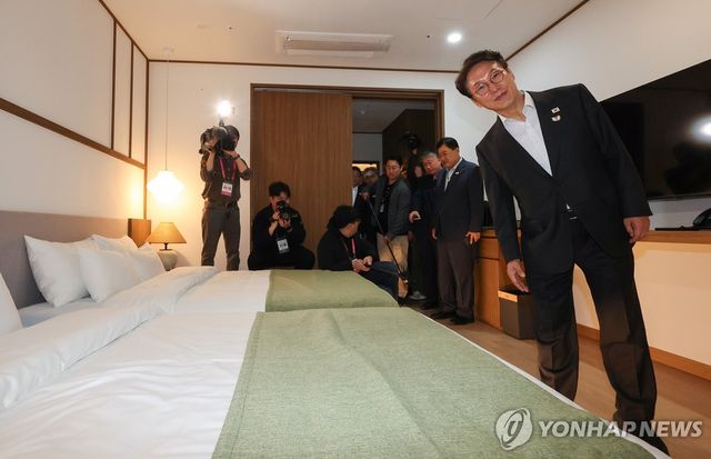 APEC 정상회의 미디어숙소 점검하는 김민석 총리