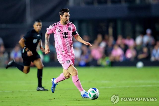 드리블하는 메시