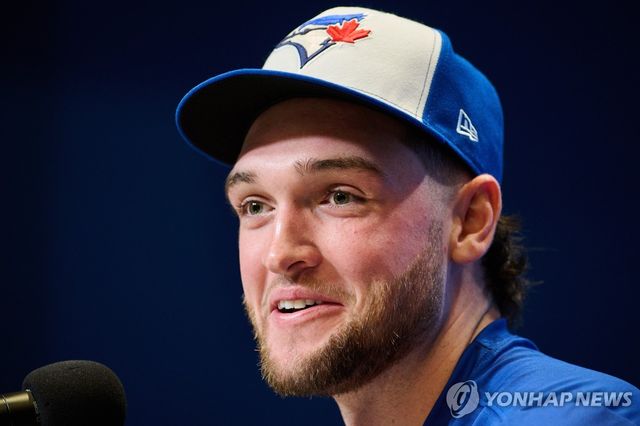 기자회견에서 WS 1차전 선발 등판을 이야기하는 토론토 트레이 예새비지