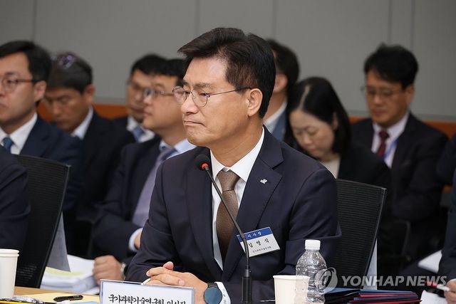 질의 듣는 김영식 국가과학기술연구회 이사장