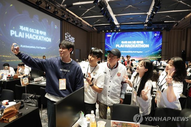 지난달 8일 GS그룹 AI 아이디어 사업화 해커톤서 기념촬영 하는 허태수 회장(가운데)