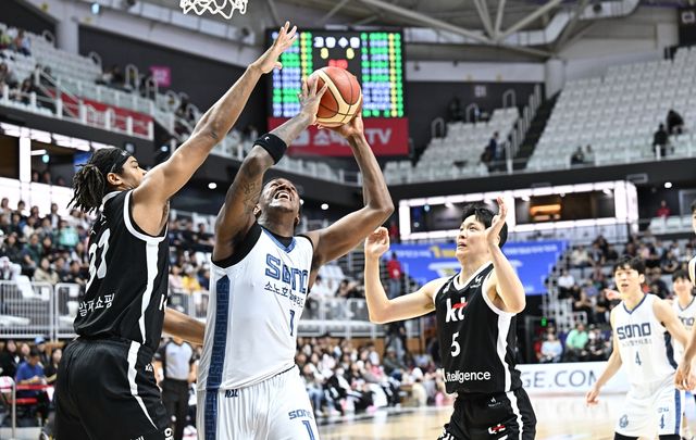 공격하는 네이던 나이트