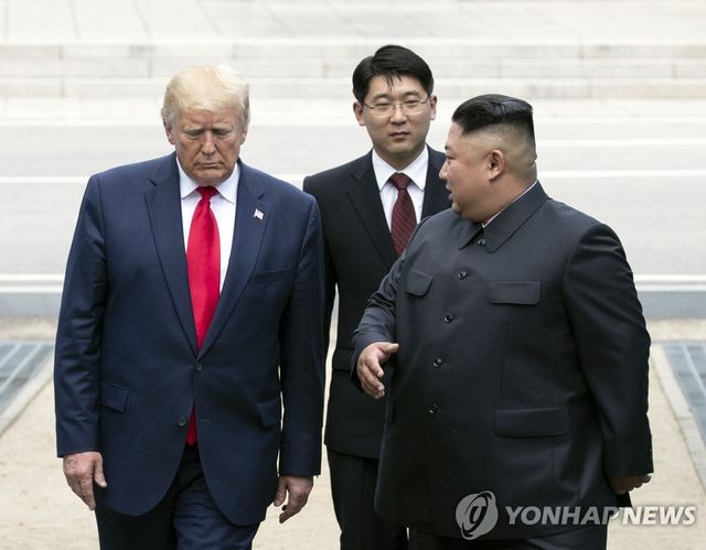 2019년 판문점서 만난 김정은과 트럼프