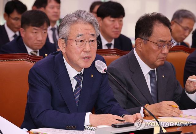 답변하는 강호동 농업협동조합중앙회 회장