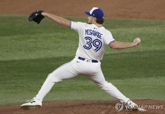 트레이 예새비지의 투구