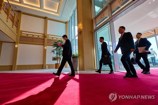 서류 체크하며 출근하는 이재명 대통령