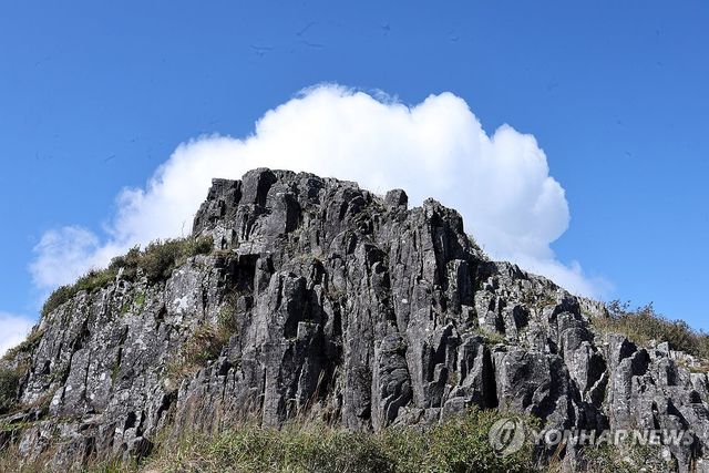 구름 걸린 지왕봉
