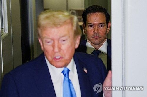 도널드 트럼프 미국 대통령 순방 수행단에 합류한 마코 루비오 국무장관(오른쪽)
