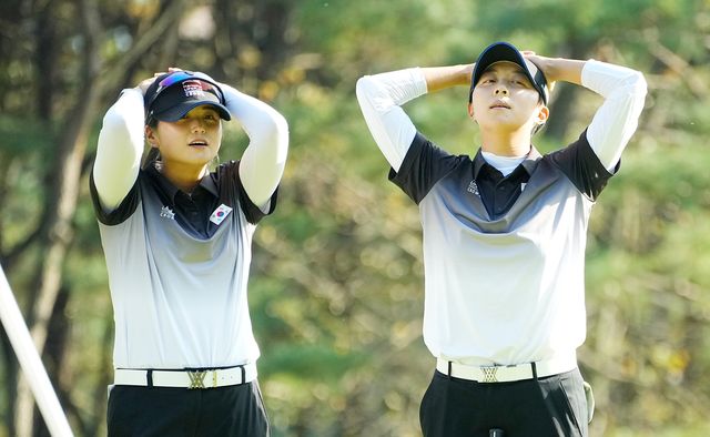 탈락 확정 뒤 아쉬워하는 최혜진(왼쪽)과 김효주