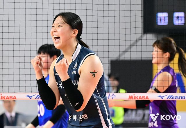 득점 후 기뻐하는 한국도로공사의 '특급 신인' 이지윤 