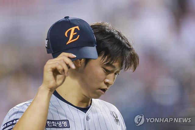 아쉬워하는 엄상백