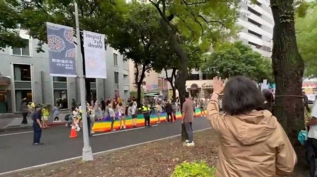 퍼레이드 인원들에 손 흔들어 보이는 차이잉원 전 대만 총통