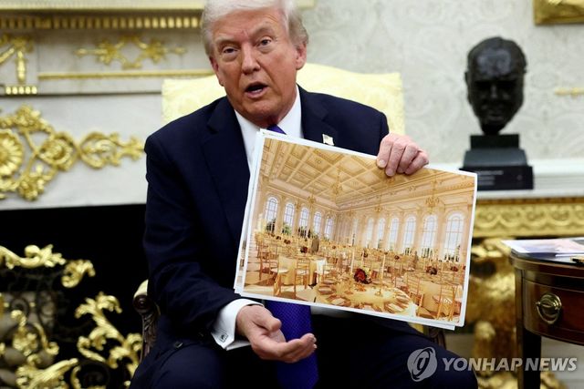 22일(현지시간) 백악관 새 연회장 예상도 보여주는 트럼프 대통령