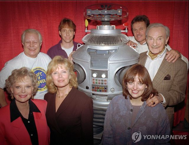 1995년 '우주가족 로빈슨' 출연진과 함께한 준 록하트(맨 왼쪽)