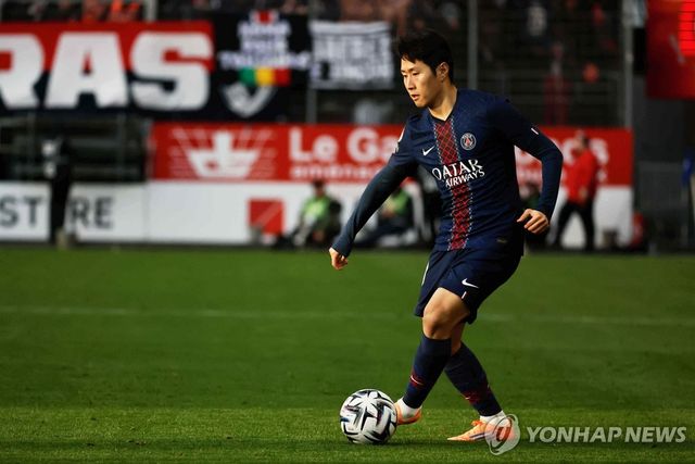 드리블하는 이강인