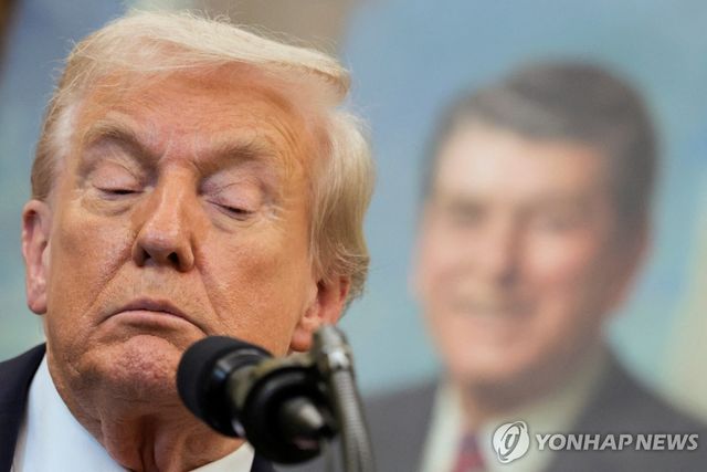 로널드 레이건 전 미국 대통령 초상화를 배경으로 연설하는 도널드 트럼프 대통령