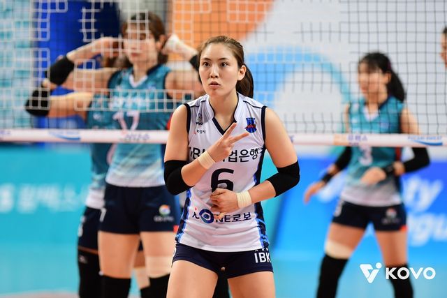 IBK기업은행 시절의 이나은(중앙 6번)