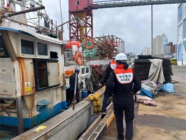 방어진항 계류 선박 탐문조사하는 해경