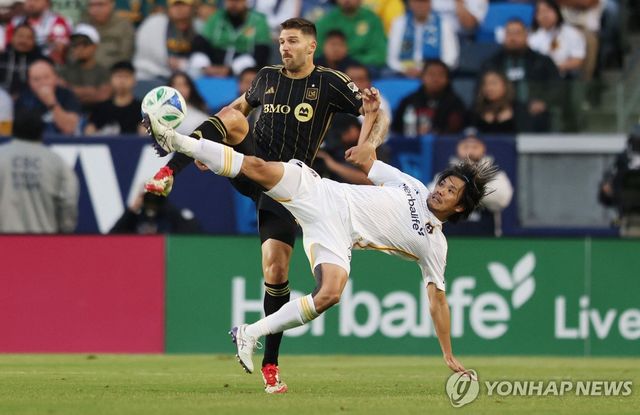 LAFC 홀링스헤드(왼쪽)의 경기 장면