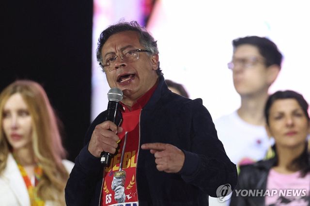 24일(현지시간) 트럼프 정부 규탄 시위에서 연설하는 구스타보 페트로 콜롬비아 대통령