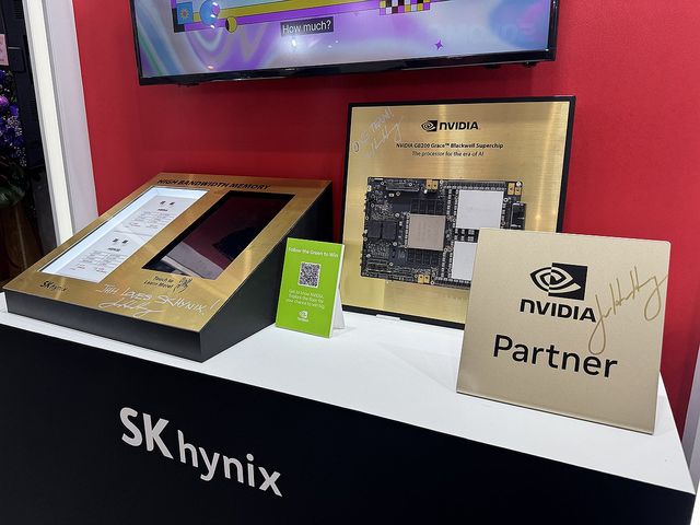 젠슨 황 엔비디아 CEO가 SK하이닉스 부스 제품에 남긴 사인