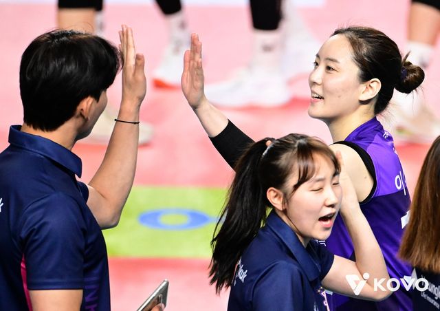 하이파이브 하는 흥국생명의 이나연(뒤편 오른쪽)